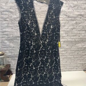 Adrianna Papell Women’s black feathered lined back cutout short dress